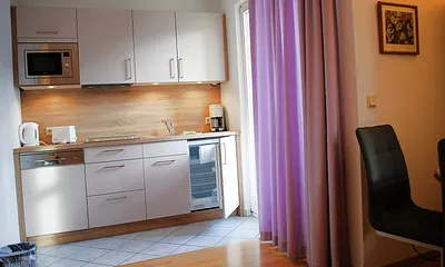 Blick auf die neue Küchenzeile (rechts Balkonzugang)