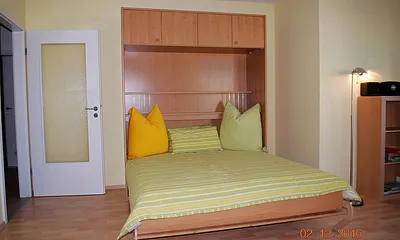 Blick auf das Doppelschrankbett im Wohnraum