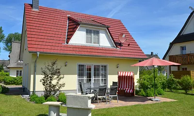 Gartenansicht mit Terrasse, Strandkorb und Grill