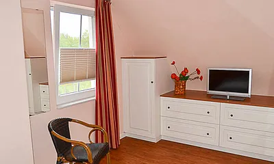 Einbauschrank im großen Schlafzimmer mit eigenem SAT-TV