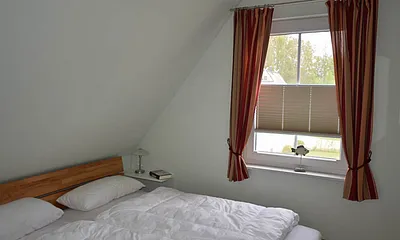 Doppelbett in einem der beiden kleinen Schlafzimmer