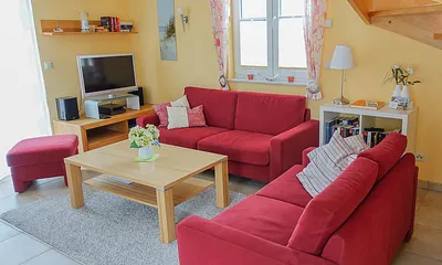 Gemütliche Sitzgruppe im Wohnbereich mit LED-SAT-TV, Stereo-Anlage und DVD-/BlueRay-Player