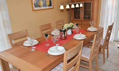 Ausziehbarer Eßtisch im Wohnbereich, hier im ausgezogenen Zustand