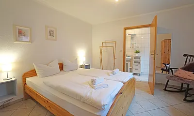 Schlafzimmer mit Doppelbett