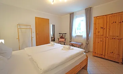 Schlafzimmer mit Doppelbett