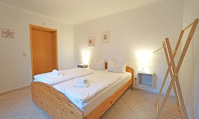 Schlafzimmer mit Doppelbett