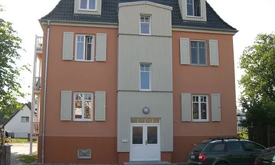 Eingangstür und Stellplätze im Hof