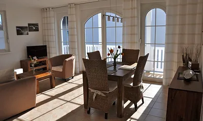 Wohnraum: Sitzbereich samt Esstisch, Radio, Fernseher mit SAT-Empfang in HD (DVB-S) sowie DVD-Player, Fußbodenheizung