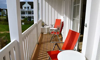 Balkon: Sitzmöglichkeit mit Gartenblick
