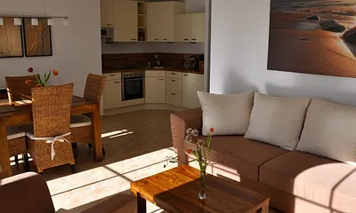 Wohnraum: Küchenbereich samt Esstisch,  E-Herd mit Backofen, Geschirrspüler, Kühlschrank, Toaster, Wasserkocher, Kaffeemaschine, Mikrowelle, Fußbodenheizung