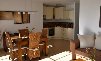 Wohnraum: Küchenbereich samt Esstisch,  E-Herd mit Backofen, Geschirrspüler, Kühlschrank, Toaster, Wasserkocher, Kaffeemaschine, Mikrowelle, Fußbodenheizung