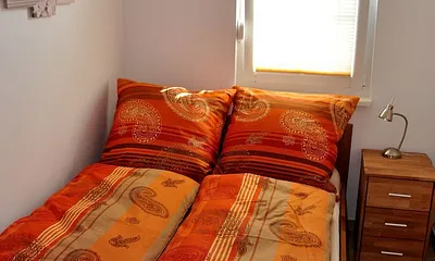 Schlafzimmer 2: Bett mit 140 x 200 cm, Fernseher mit SAT-Empfang in HD (DVB-S), Fußbodenheizung