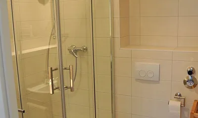 Bad: Dusche, WC, Fön, Fußbodenheizung