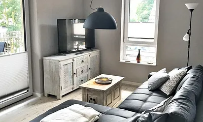 Wohnzimmer mit Zugang zum Balkon