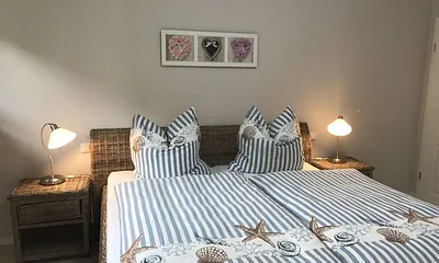 Schlafzimmer mit Doppelbett