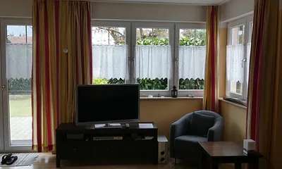 Wohnzimmer, Fernseher - Radio DVD- Blick zur Terrasse - Garten