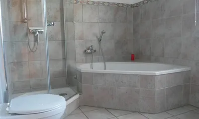 Bad mit Dusche, Badewanne und WC