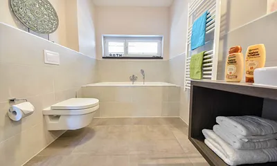 Badezimmer 1 mit Badewanne