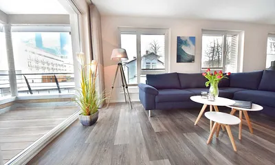 Wohnbereich und Blick auf die Terrasse