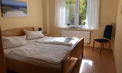Schlafzimmer mit Blick in den Garten
