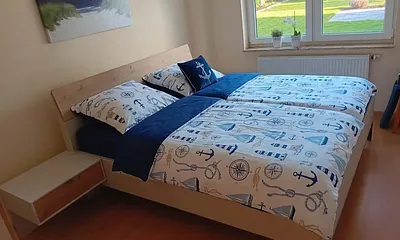 Schlafzimmer mit  super Tempurmatratzen und Blick in den Garten