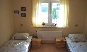 Kinderschlafzimmer - ausgestattet mit zwei Betten, Kleiderschrank und kleinem Sessel - 1 Kinderreisebett ist auch vorhanden