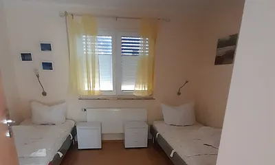 2. Schlafzimmer mit 2 Einzelbetten und Kleiderschrank