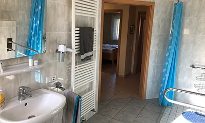 Fußbodenheizung und Handtuchheizkörper sowie ebenerdige Dusche sind ebenfalls vorhanden - Fön bitte selber mitbringen