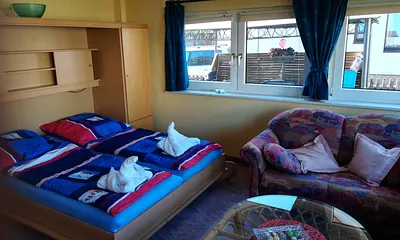 weiteres Schlafzimmer mit Doppelbett und TV