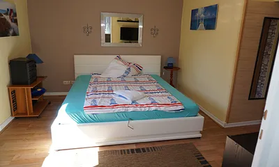 Schlafzimmer mit Doppelbett 2m x 2m und TV