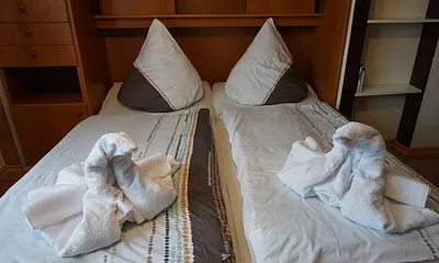 wird in Kürze durch ein doppeltes Boxspringbett ersetzt