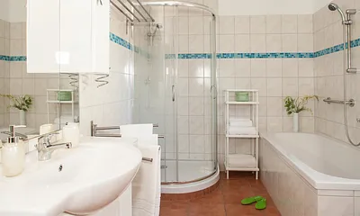 Bad mit Badewanne, Dusche, Waschmaschine