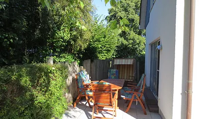 Terrasse mit gemütlichem Strandkorb