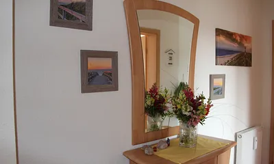 Flur mit Spiegel und Garderobe