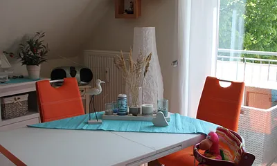 Esstisch mit Kinderhochstuhl