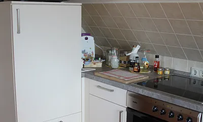 Kühlschrank mit Gefrierfach, Herd, Mikrowelle