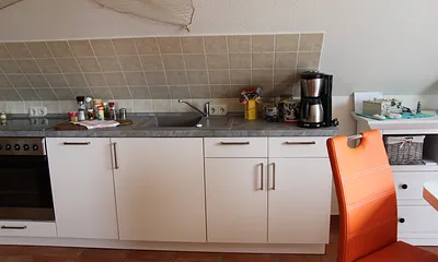 Küchenzeile mit Geschirrspüler und Spülbecken