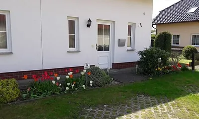 Eingang mit hübschem Blumenbeet