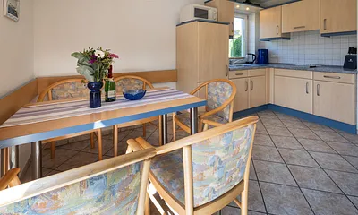 Einbauküche mit gemütlicher Sitzecke