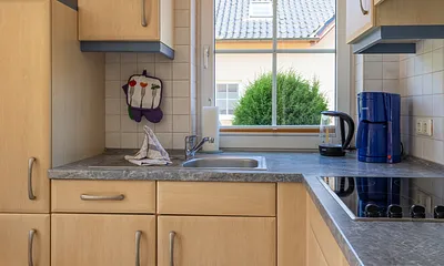 Küchenzeile mit Blick in den Garten