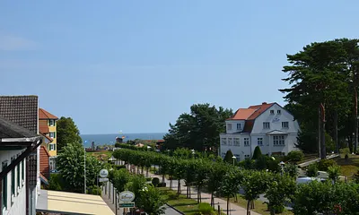 Blick vom Balkon auf die Strandstrasse und Ostsee