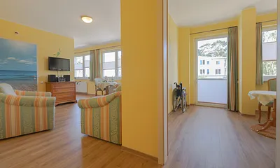 Blick links ind das große und rechts in das kleine Wohnzimmer