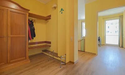 großzügiger Flur mit Garderobe