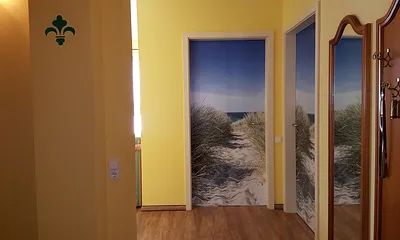 Tür geradeaus zum kl. WZ, rechts zum SZ