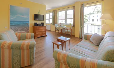 großzügiges, rollstuhlgerechtes WZ mit individuellen Beistelltischen