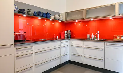 Die moderne Küchenzeile bietet Ihnen allen erdenklichen Komfort: BORA-4 Platten-Cerankochfeld mit integriertem Dunstabzug, Backofen, Mikrowelle, Geschirrspüler, Kühlschrank mit Eisfach etc.