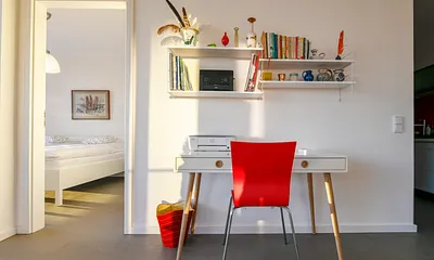 ... kombiniert mit modernen Möbelstücken und maritimer Kunst an den Wänden.