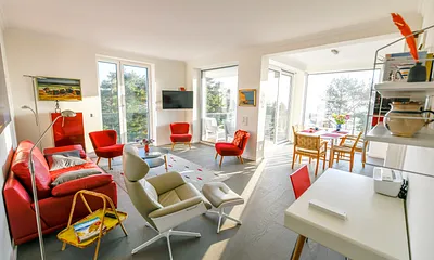 Die Fenster im Wohnzimmer (außer die Balkontür) sind entweder mit elektrisch bedienbaren Lamellenfensterläden oder Außenrolläden ausgestattet.