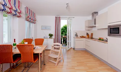 Koch- und Essbereich mit angrenzendem Balkon