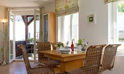 Essbereich mit angrenzendem Balkon